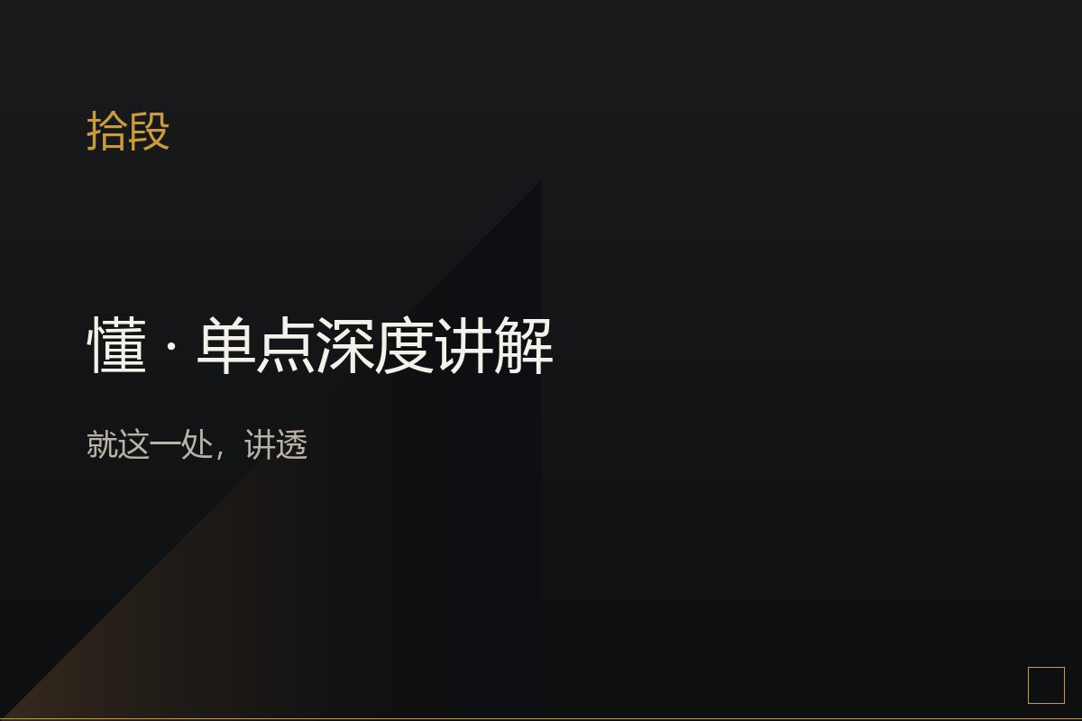 讲解员在殿内为客人指认彩塑细节